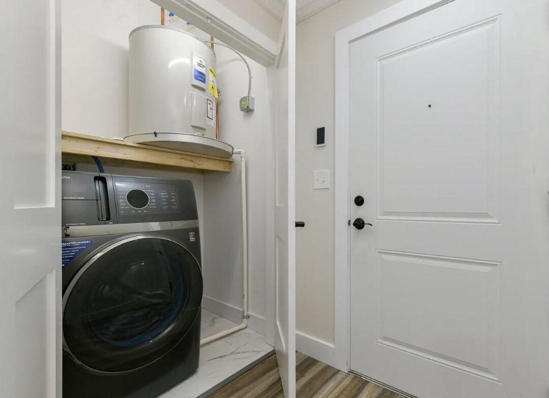 402 -410 utility closet with washer/dryer